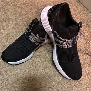 Brand new size 5 Under Armour tennis shoes